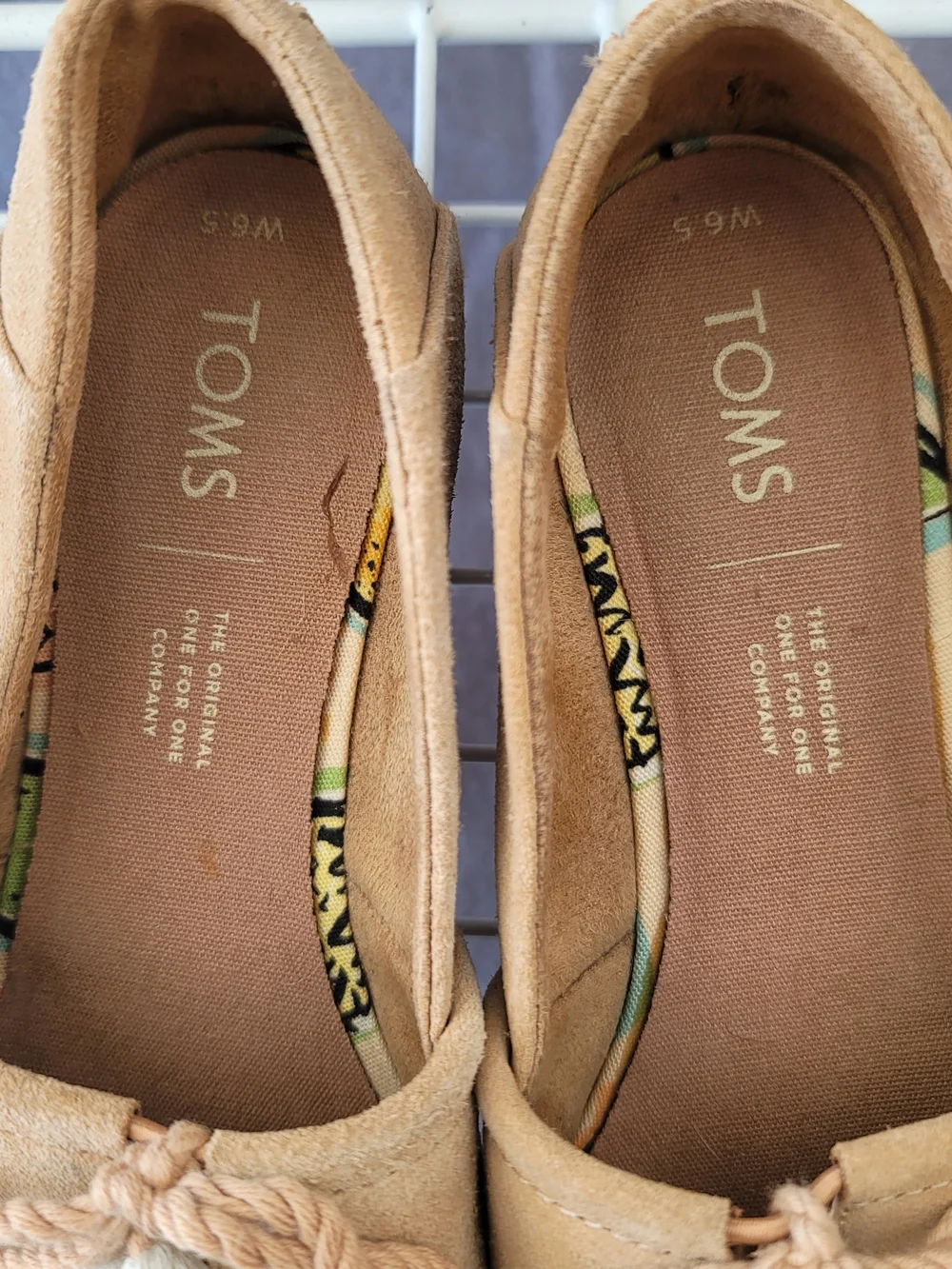 TOMS Kellie Suede Tassle Top Slip On Flats Camel Cream 6.5 Wide